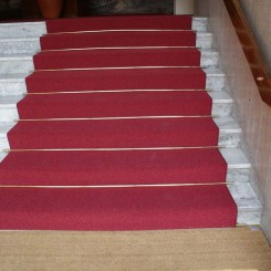 Passatoia boucle rosso Art 102 condominio via Paolo Bassi Milano