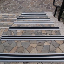 Accessori-per-passatoia-Art-Paragradini-in-alluminio-con-doppia-gomma-via-Tajani-Milano