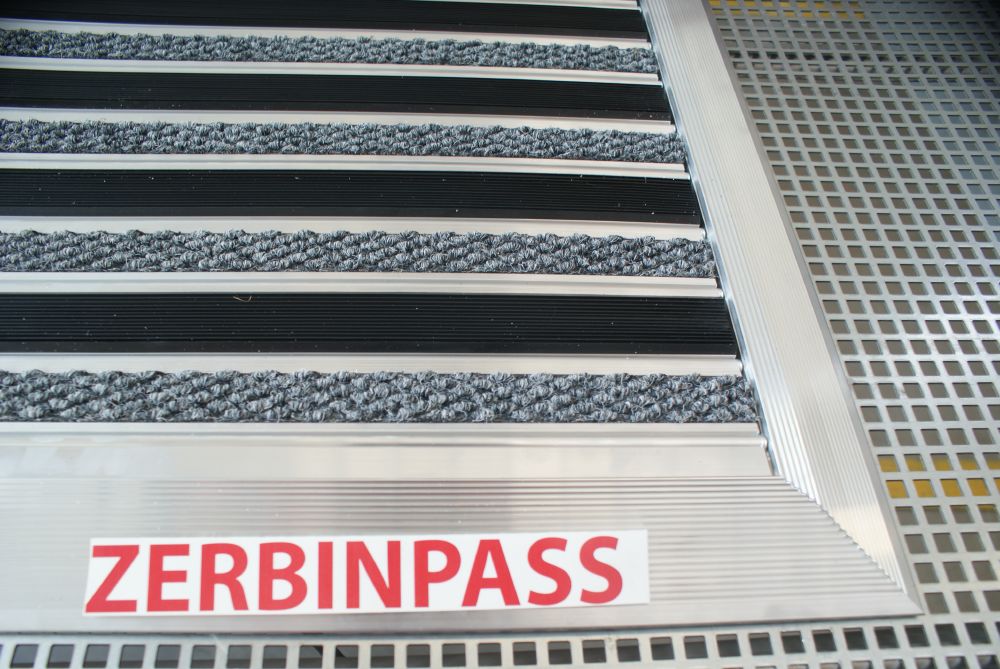 zerbino tecnico in alluminio con inserti in gomma nera + agugliato grigio + rampa antinciampo in alluminio spessore 22mm articolo zerbinstop