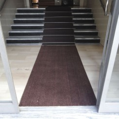 passatoia articolo 091 boucle marrone installata nel condominio di via petrarca a sesto san giovanni milano (foto 1)