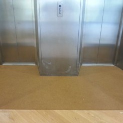 zerbino sintetico articolo 351 beige sagomato per banca Via Moscova a Milano (foto 1)