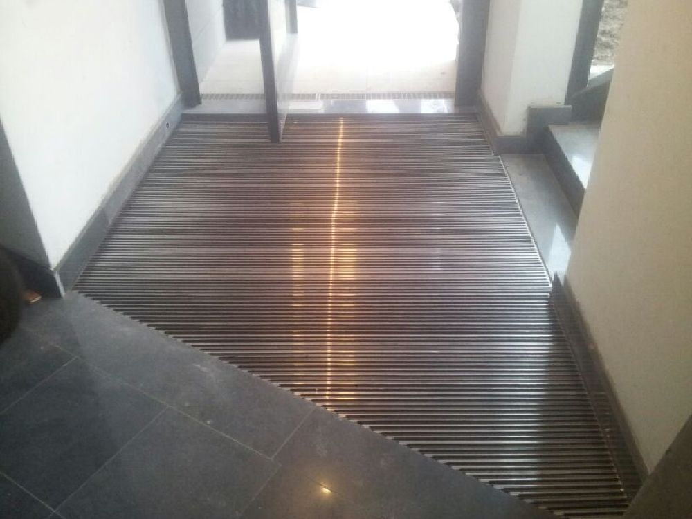 zerbino tecnico in alluminio articolo zerbinstop con inserti tutti in spazzola nera installato presso stabile di via manzotti (4)