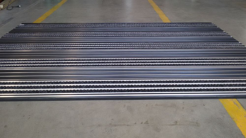 zerbino tecnico in alluminio gomma nero + spazzola + agugliato antracite articolo zerbinstop