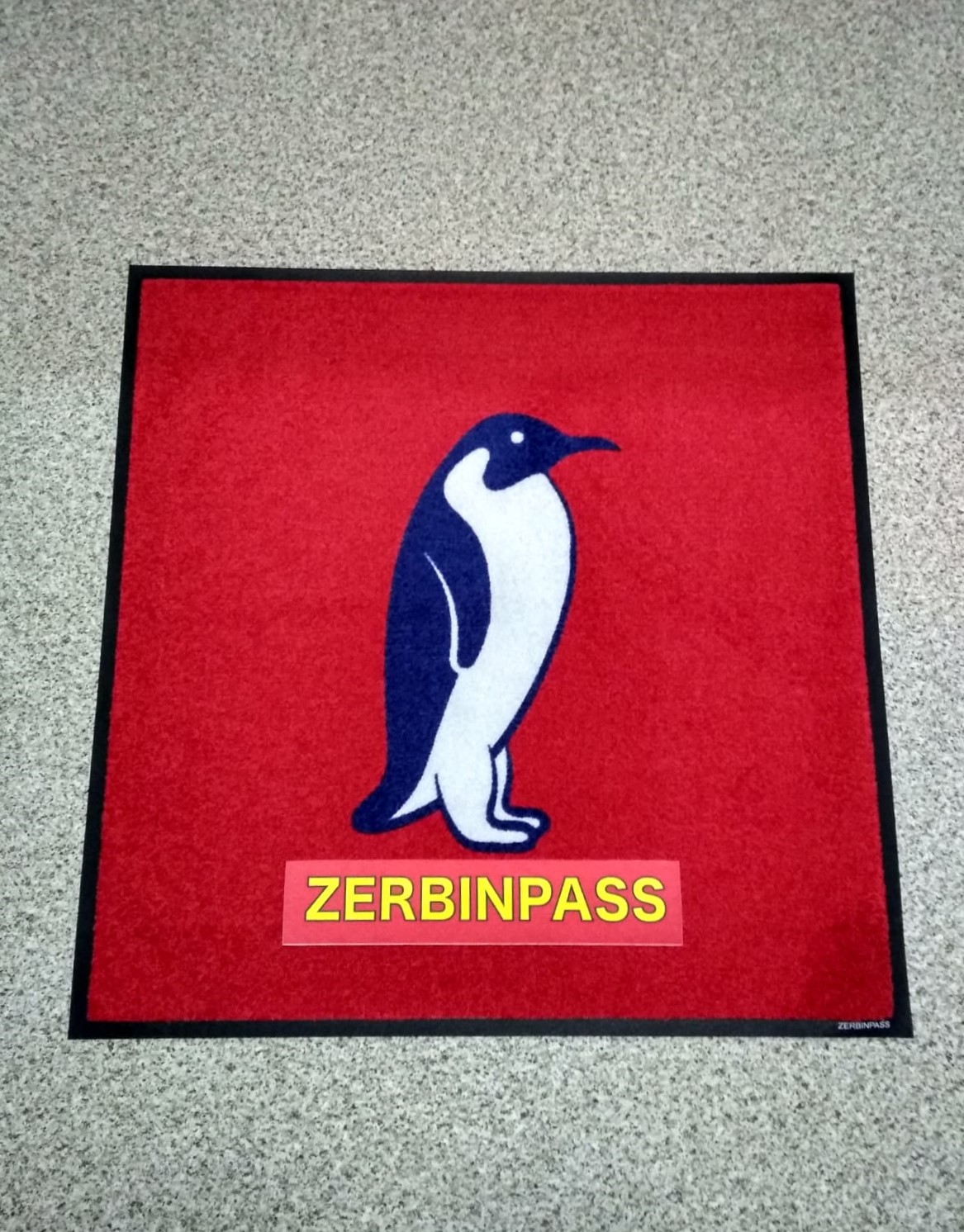 tappeto art. p.e. colore rosso con bordo personalizzato a stampa con immagine pinguino per ristorante (1)