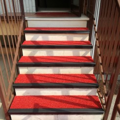 zerbini ricciolo vinilico 1702 rosso con paragradini in gomma nera per esterno condominio via turati vimodrone (2)