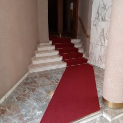 passatoia bouclé bordeaux 102 per ingresso condominio via carlo d'adda milano