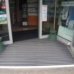 zerbino-tecnico-in-alluminio-art-zerbinstop-con-inserti-in-gomma-nera-e-agugliato-antracite-sagomato-e-zerbino-sintetico-358-nero-b.-con-rampa-1