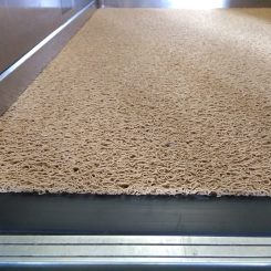 zerbino-ricciolo-vinilico-1701-beige-con-rampa-sul-lato-dingresso-per-ascensore