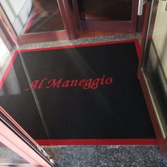 zerbino-sintetico-356-nero-personalizzato-ad-intarsio-al-maneggio-e-bordo-esterno-colore-rosso